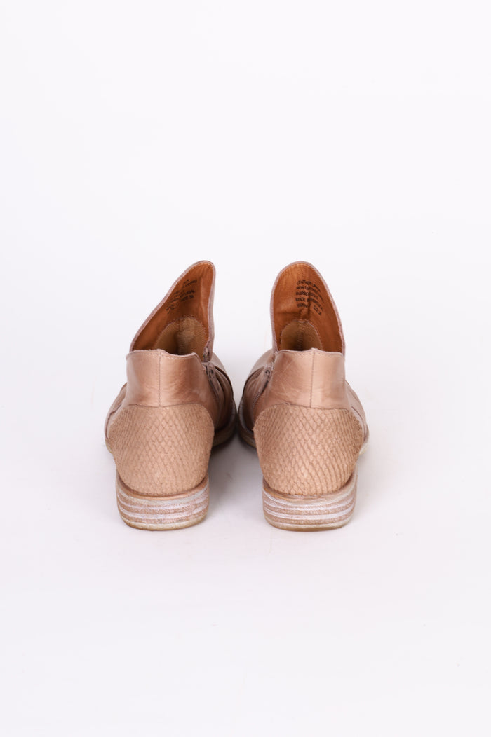 EOS Womens Beige Shoes Size EU 38