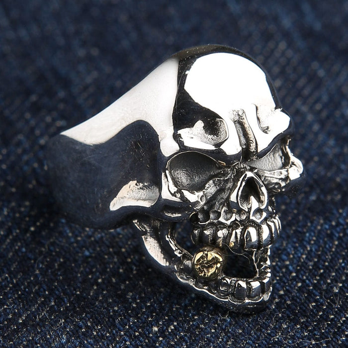 A premium gothic skull ring featuring a gold-plated cigarette, a powerful symbol of cool rebellion.