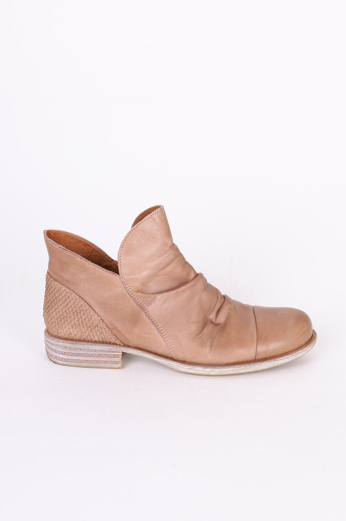 EOS Womens Beige Shoes Size EU 38