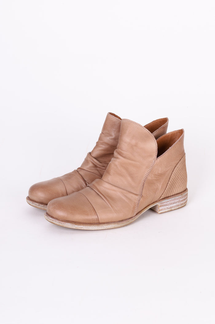 EOS Womens Beige Shoes Size EU 38