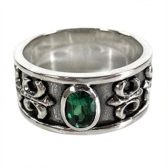 Front detailed view of the emerald green stone setting on silver ring