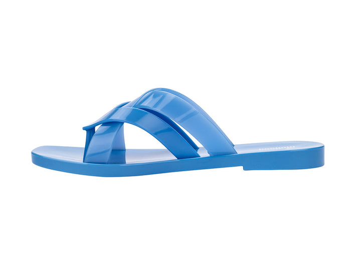 Melissa Lana Flat Blue Flip Flop Slipper for Women – Stylish and comfortable flat flip-flop slippers, perfect for beach outings, summer vacations, and everyday casual wear.