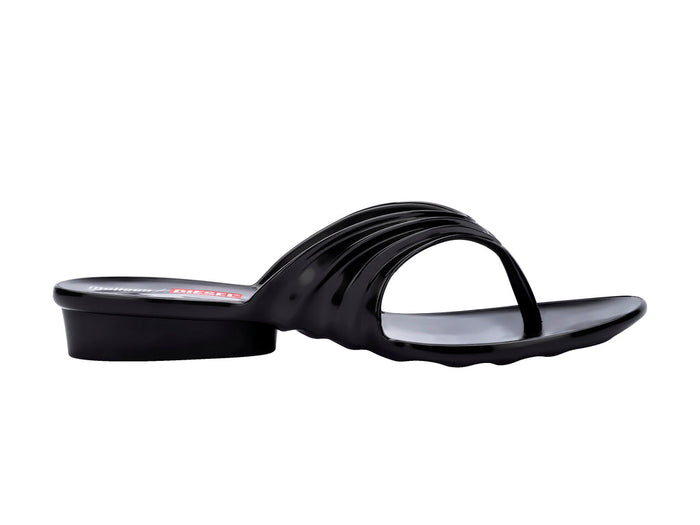 Melissa Quantum Thong Diesel Trendy Black Flip Flops for Women – Stylish Melissa x Diesel collaboration thong sandals with a modern, comfortable design.