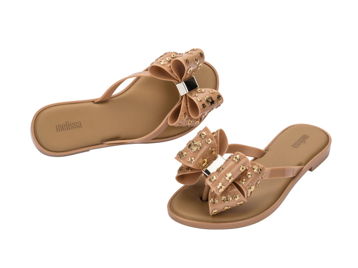 Melissa Slim III Beige Flat Flip Flops for Women – Stylish and comfortable flip flops featuring an oversized bow, perfect for casual outings, vacations, or everyday wear.