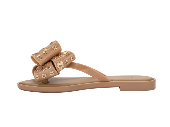Melissa Slim III Beige Flat Flip Flops for Women – Stylish and comfortable flip flops featuring an oversized bow, perfect for casual outings, vacations, or everyday wear.